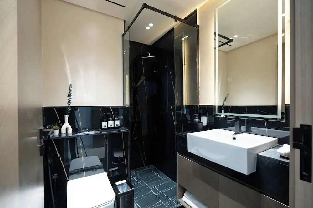 Luxurious 2-BR Oasis Steps Burj Khalifa