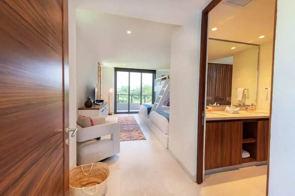 Sunny Vacation Condo 3