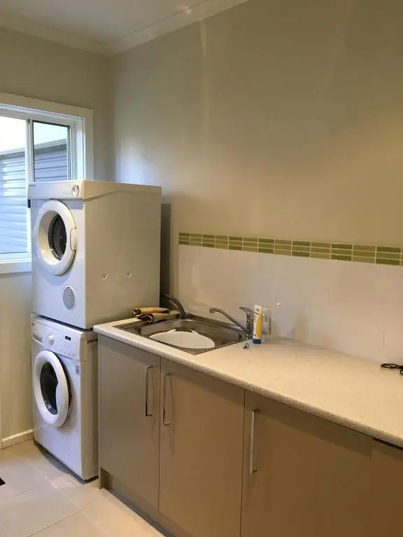 Grand Escape McKenzie - solar heated Pool, WiFi, Netflix, 5 bdrm, 4bthrm