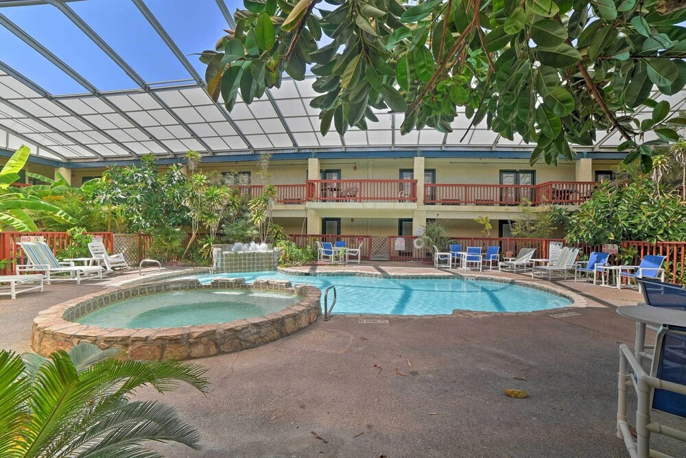 Coastal Studio w/ Amenities: Walk to Padre Beach!