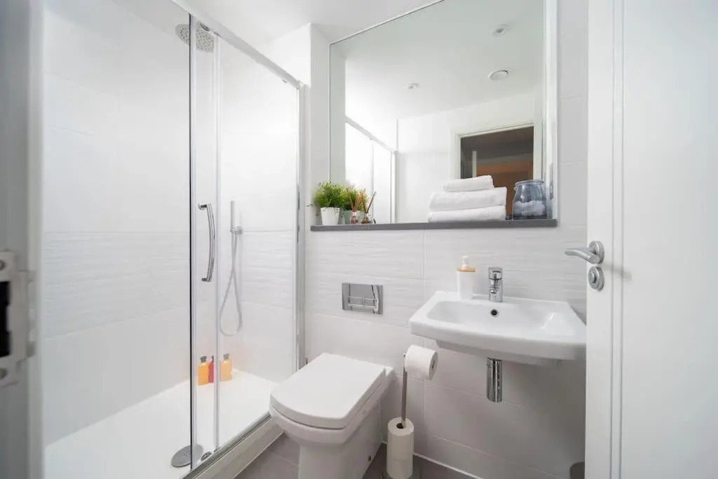 Deluxe Apartment near Cabot Circus w Parking sleeps 5