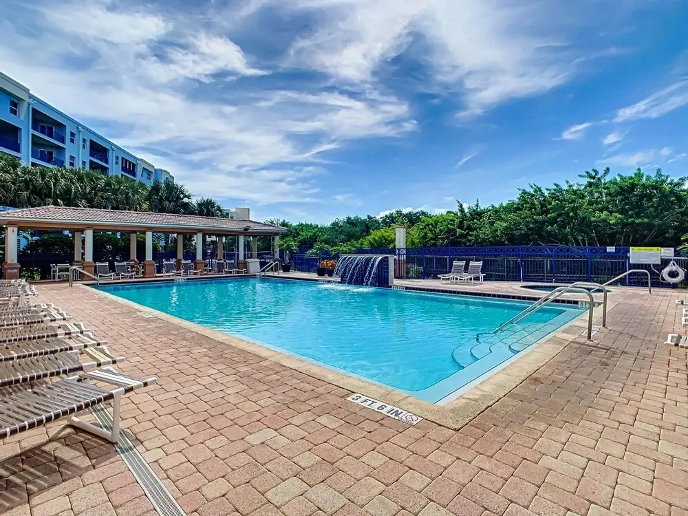 Oceanwalk Jr Penthouse Close to Pool Beach Access Ow14 604