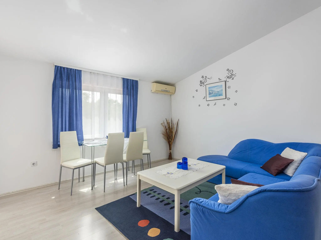 Apartment for two to four people, with shared pool and courtyard