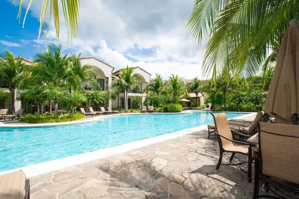 Ground-floor unit with terrace with direct access to pool in Coco