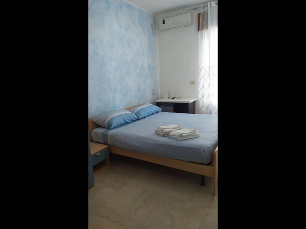 Spacious double room a stone throw from the sea