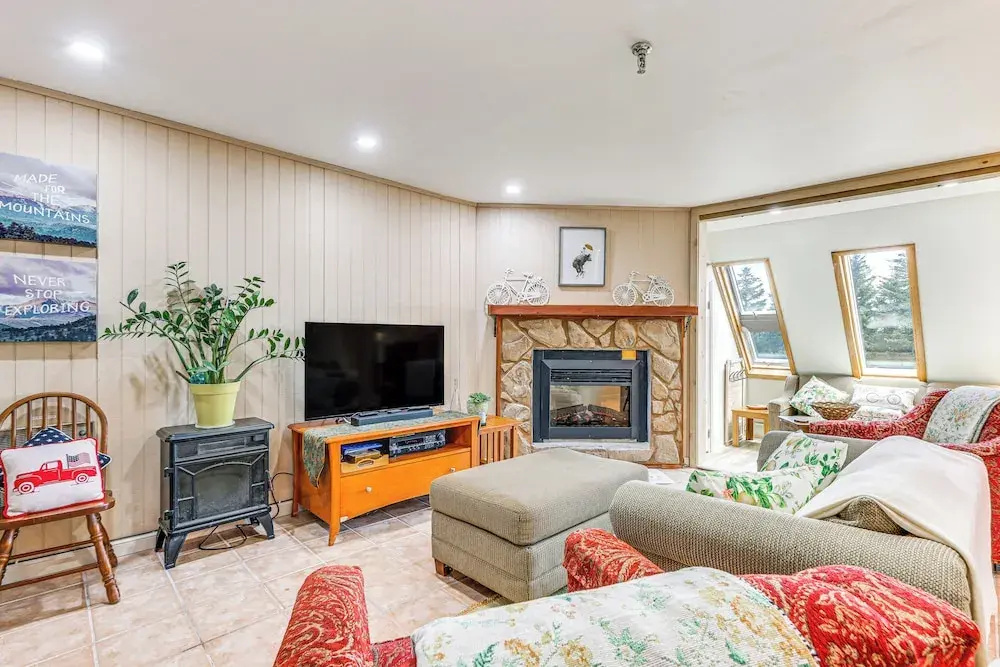 Walk to Slopes: Snowshoe Condo w/ Sunroom