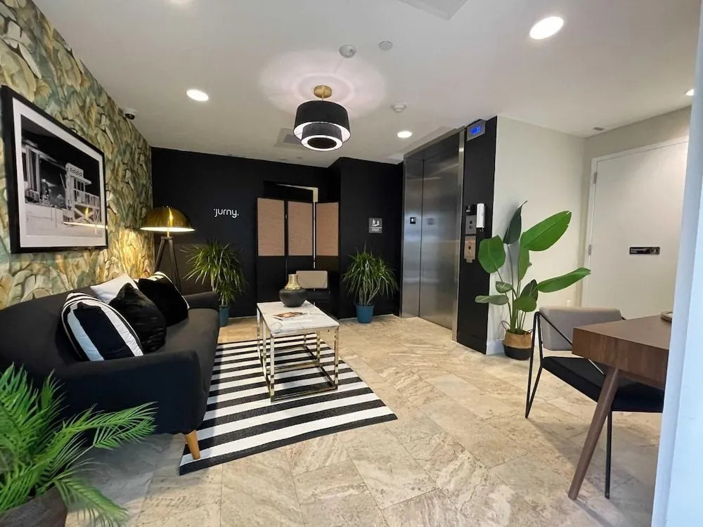 Luxuri Suites