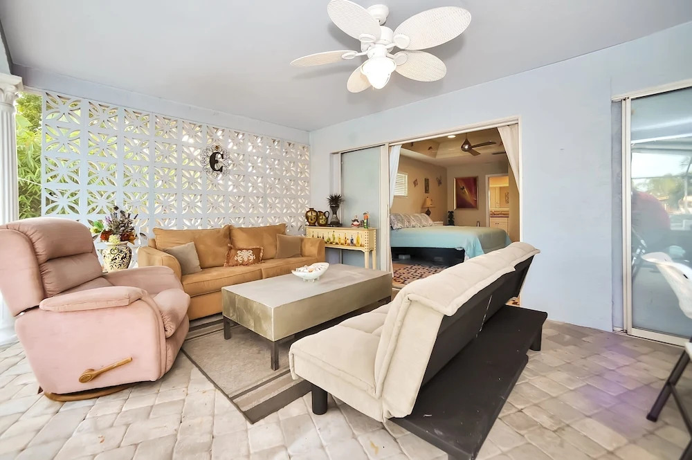 Apollo Beach W/ Pool, Room To Entertain, Pet Friendly! 6 Bedroom Home