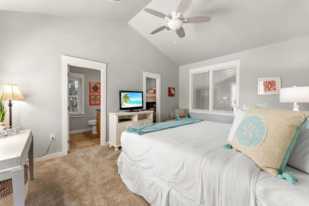 1369 Laurel Grove "the Crows Nest"