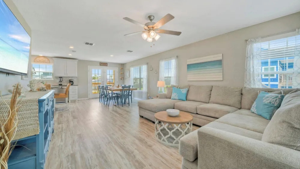 Barefoot and Salty & Tequila Tides by Avantstay. Sleeps 20 2 Homes + Dual Pools + Golf Cart 5 Min to Beach Port Aransas