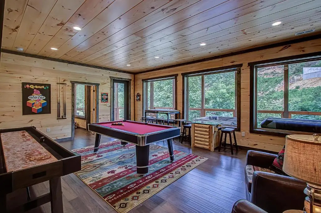 Luxury Brand New Cabin 5b 5.5ba with Arcade, Theater