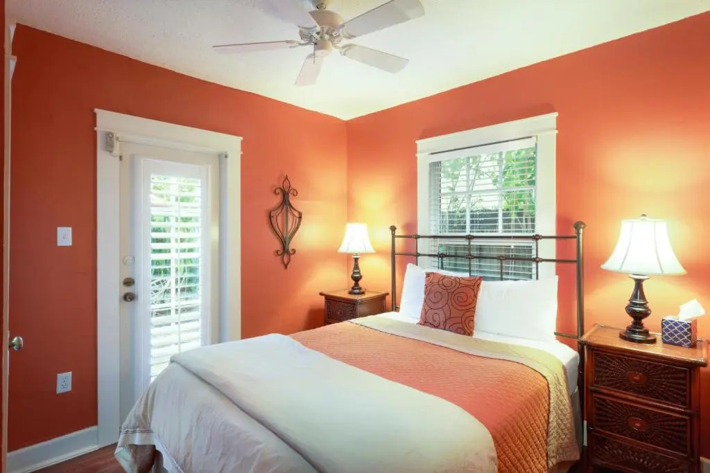 Casa Blanca - Chic Spanish-Style Cottage with Private Courtyard