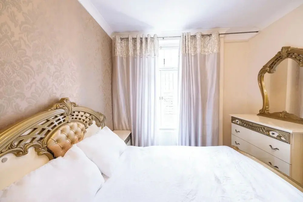 Chic London Apartment in Brown Hart Gardens