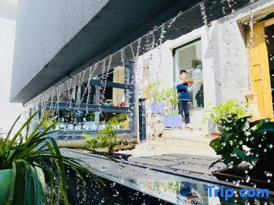 Travel Courtyard