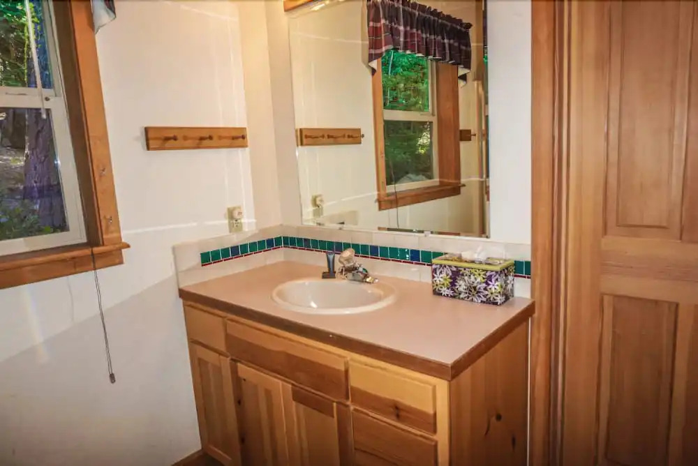 Eagles`s Eyrie 5 Bedrooms 2.5 Bathrooms Home
