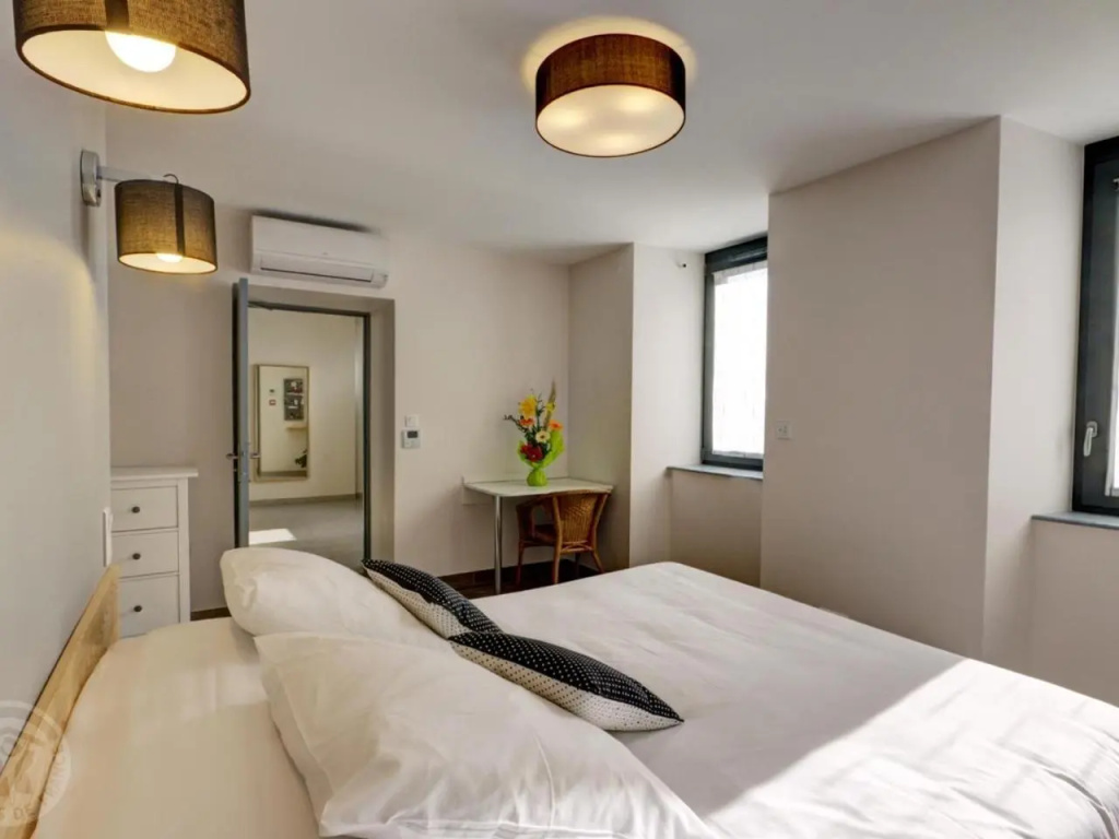Gîte spacieux avec espace extérieur et jacuzzi à Montchal - FR-1-496-234
