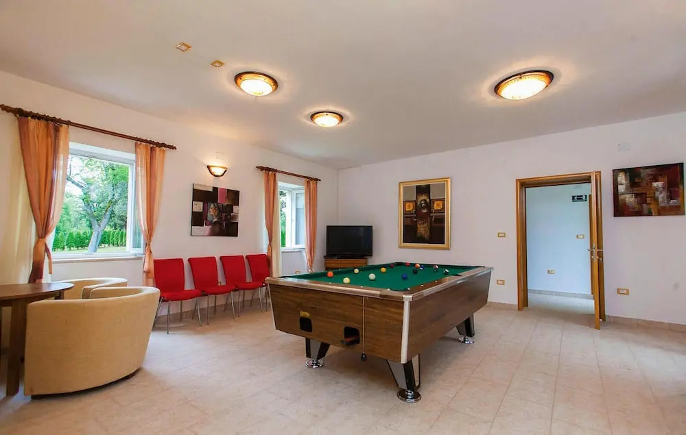 Stunning Home in Valbandon With Wifi and 6 Bedrooms
