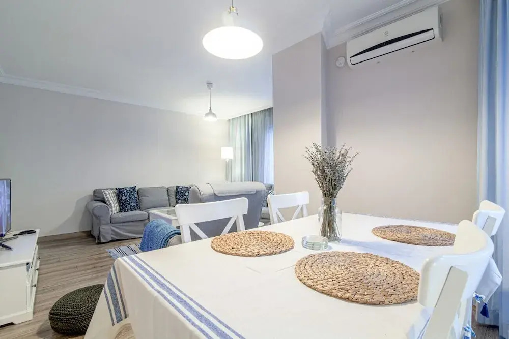 Vibrant and Central Flat with Balcony in Maltepe