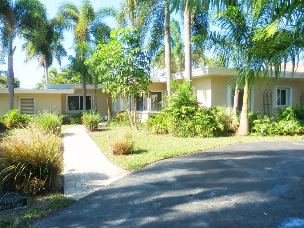 Lake Breeze 3/2.5 for 8 Large Pool Great Location