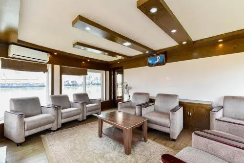 OYO 29757 Amare Deluxe Houseboat