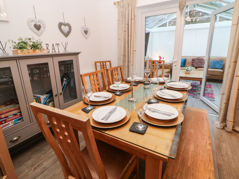 2 Carr Farm Close