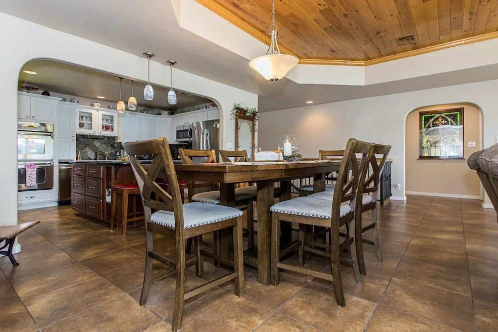 Waterfront 5 BR w/ Hot Tub Sleeps 13!