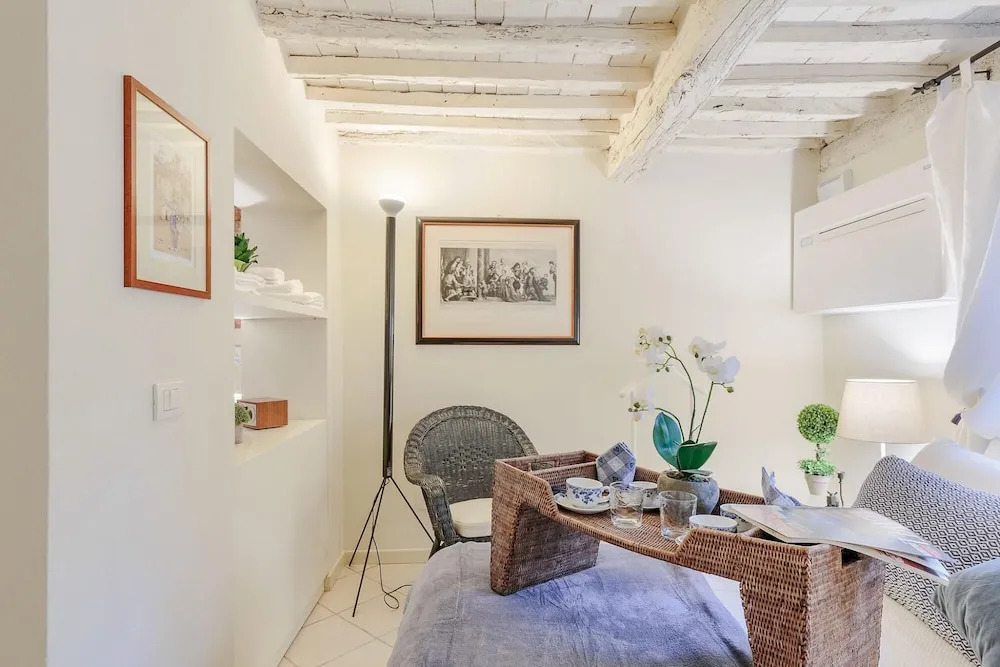 The 1400 s Apartment