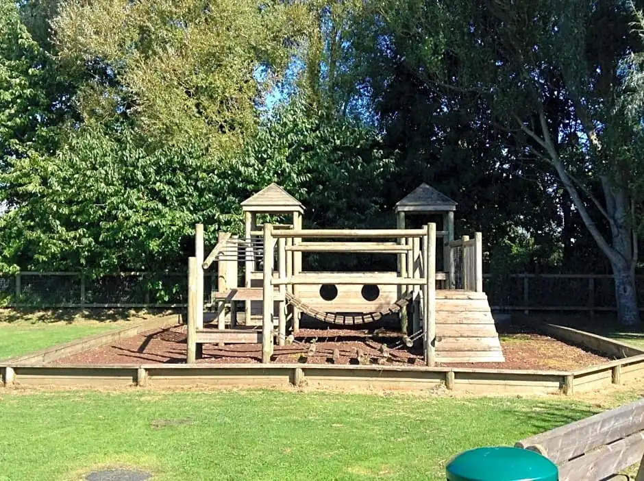 Pet-Friendly Waterside Lodge - Cotswold Water Park