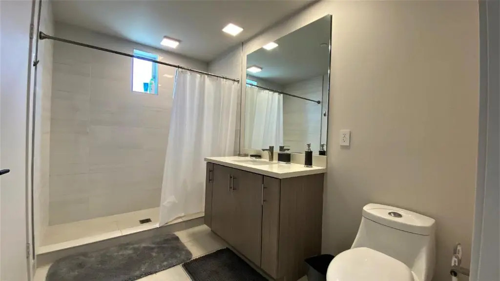 Beautiful and Sunny 3bd 2ba Hollywood Apartment