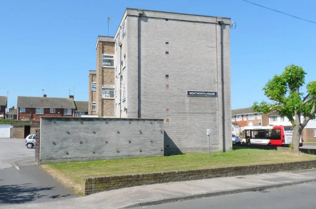 Wentworth Apartment with 2 bedrooms, Superfast Wi-Fi and private parking
