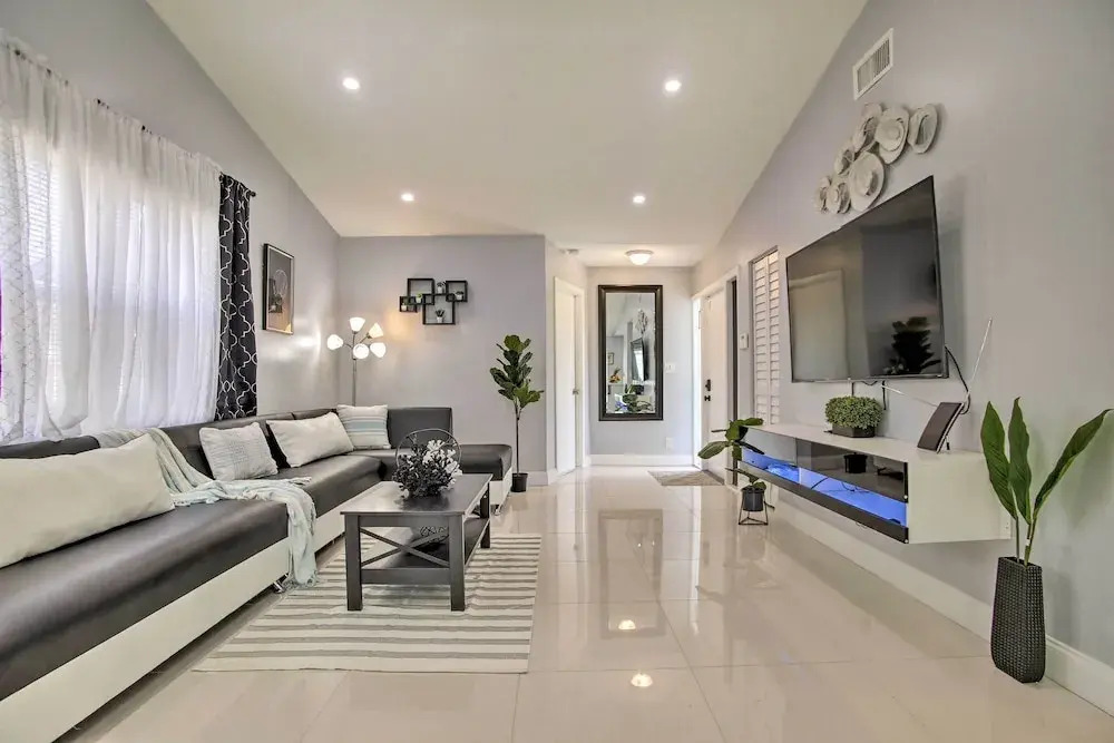 Lovely Lauderhill Retreat < 12 Mi to Beach!