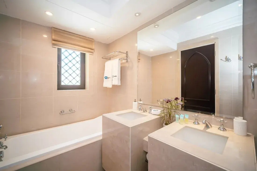Glamorous Arabian flat with views to Burj Khalifa