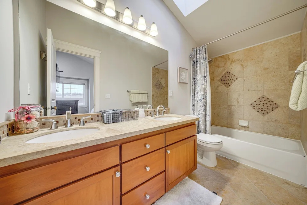 4 Mi to Lumen Field! Centrally Located Townhome