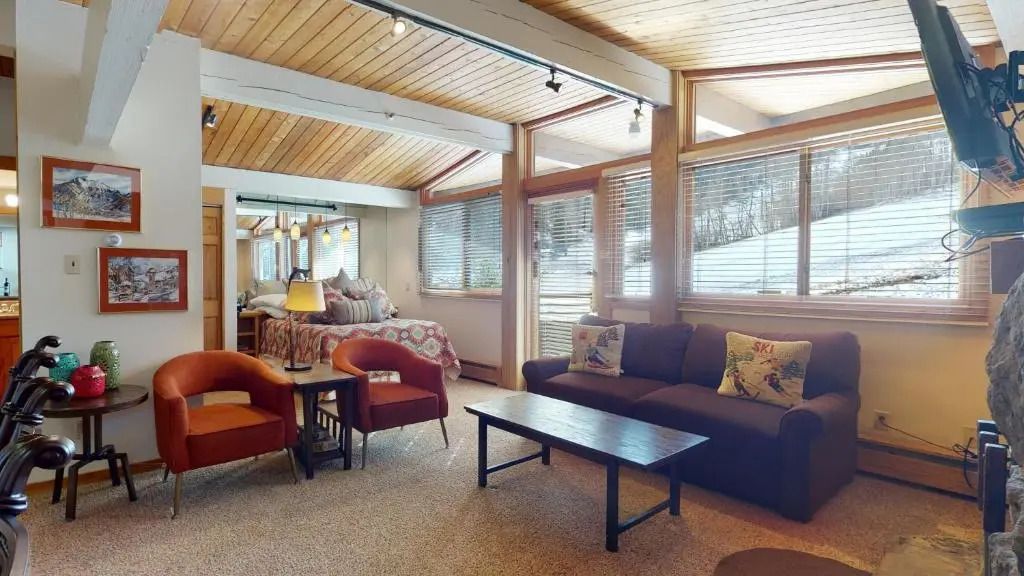 Laurelwood Condominiums Studio Premier Unit 415