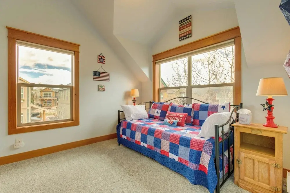 Riverfront Cabin, 4 Mi to Granby Ranch
