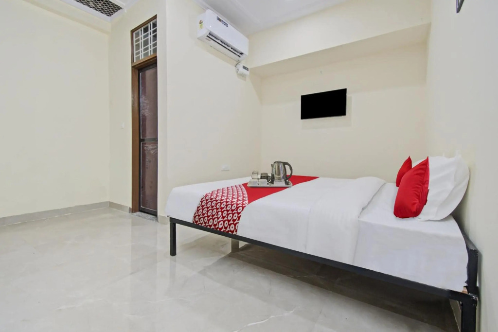 OYO Flagship 70066 Hotel Green Apple