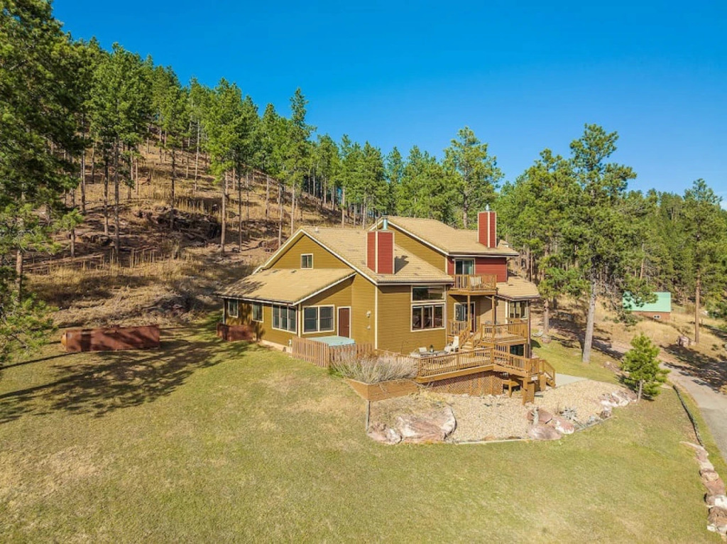 Peaceful Pines 5 BR Home with Hot Tub!