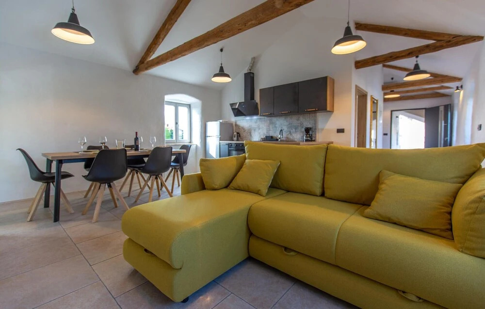 Awesome Home In Skofije