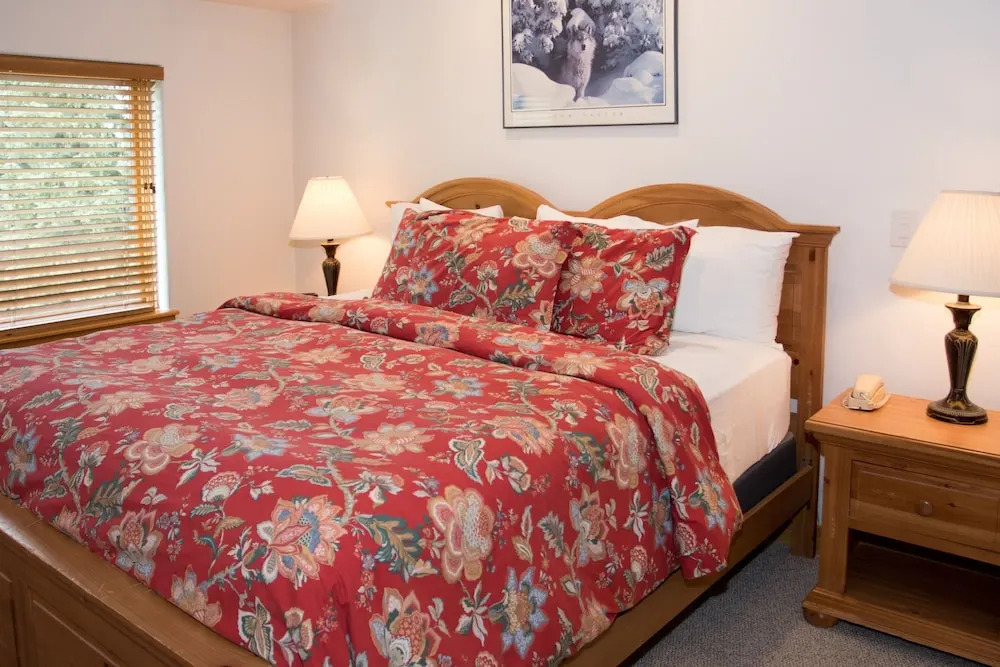 4312 - Two Bedroom Deluxe Creekside Condominiums 2 Condo by RedAwning