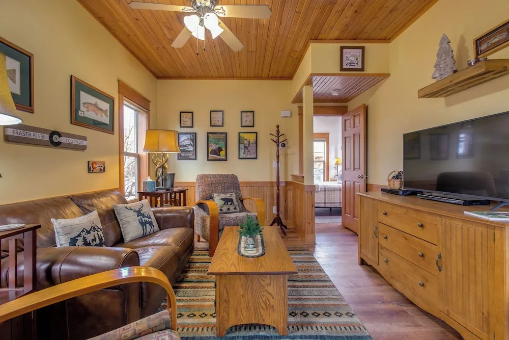 Riverfront Cabin, 4 Mi to Granby Ranch