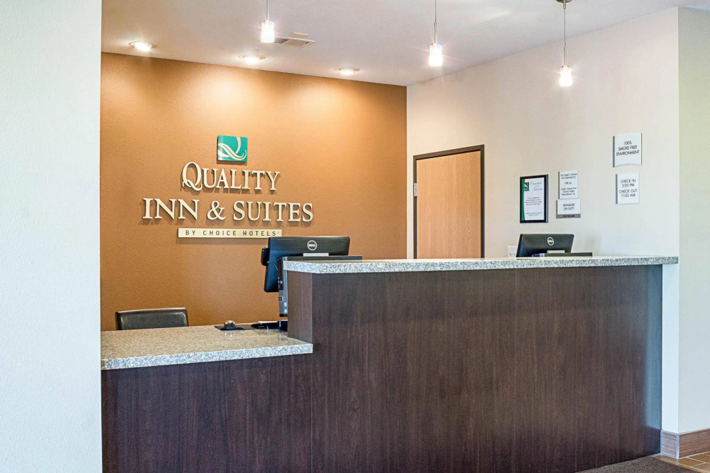 Econo Lodge Inn & Suites Minot