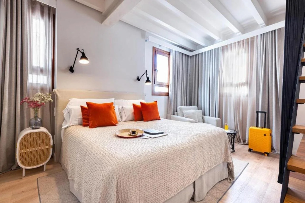 Отель Samaritana Suites