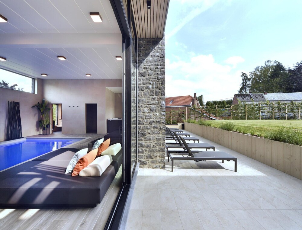 Villa with Pool & Suites for 12 Guests