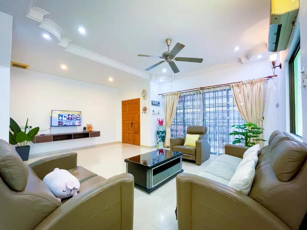 Tupai Mas Semi-D 4BR 2mins to LakeGarden & Zoo