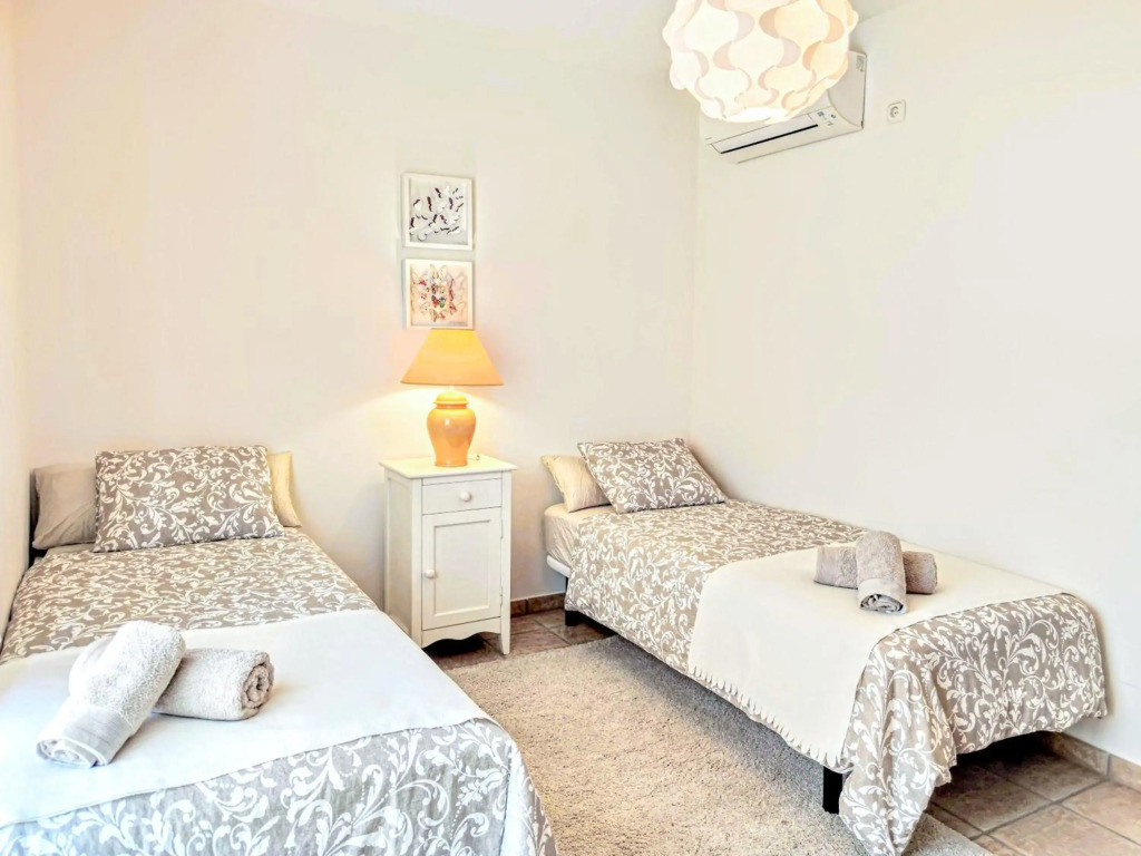 BEACHFRONT Spacious House with Pools, Bathtubs, Garden, Sea View