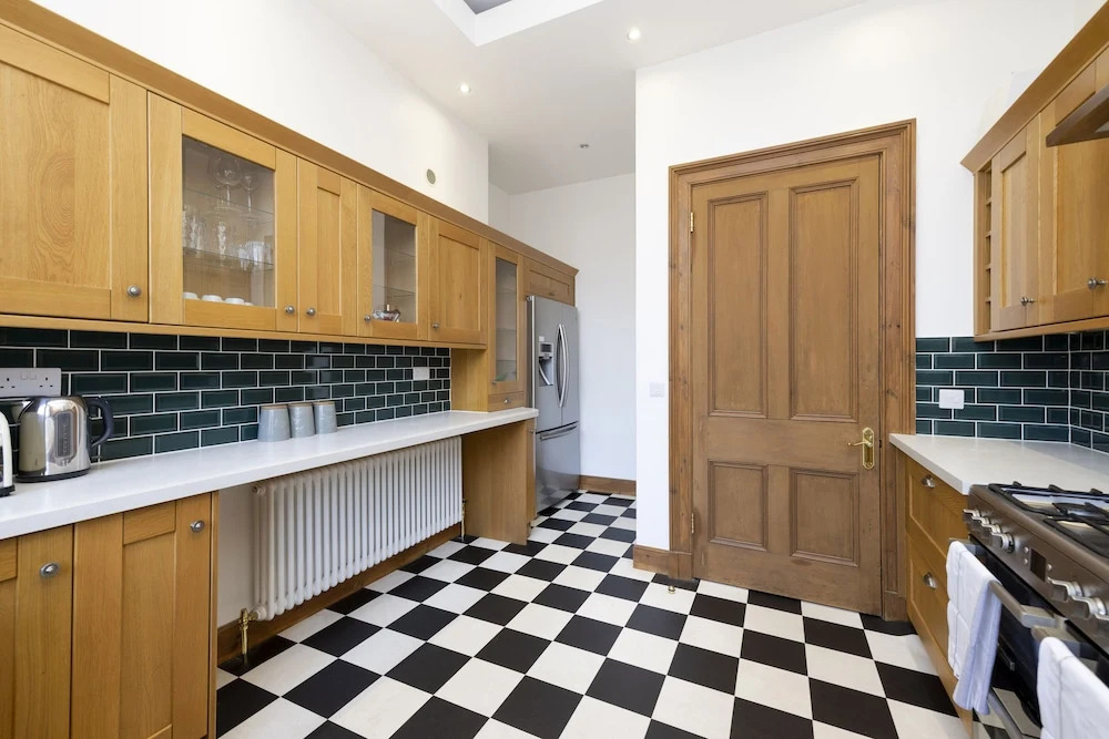 JOIVY 5 Bedroom Apt Near Meadows & George Square