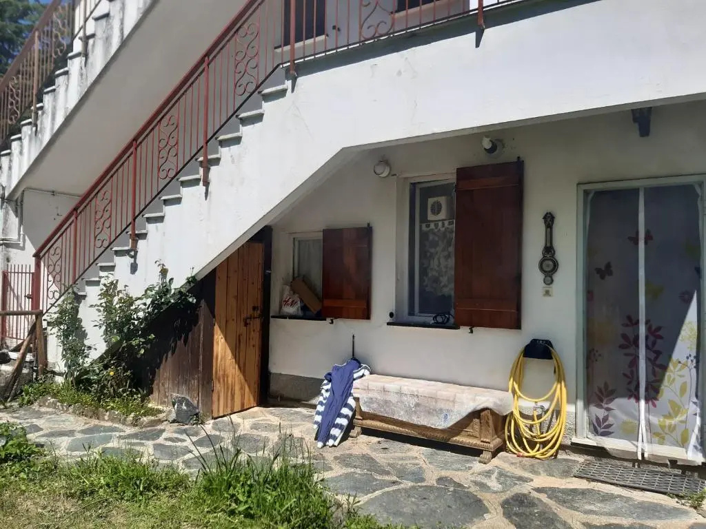 Appartamento rustico in collina con ampio giardino