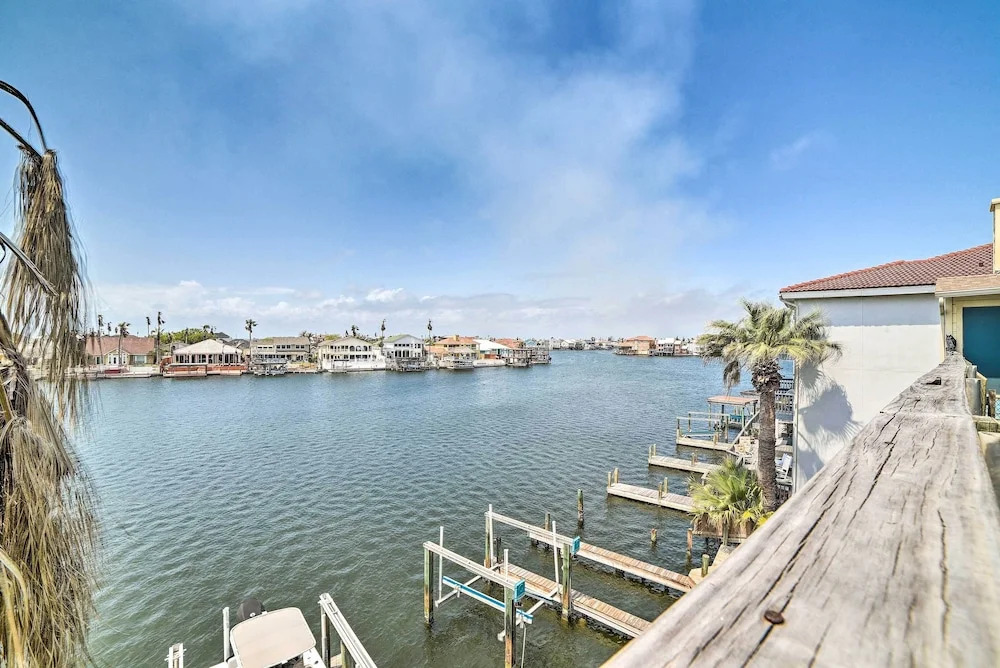Waterfront Luxury House: Dock, Fire Pit & Fishing