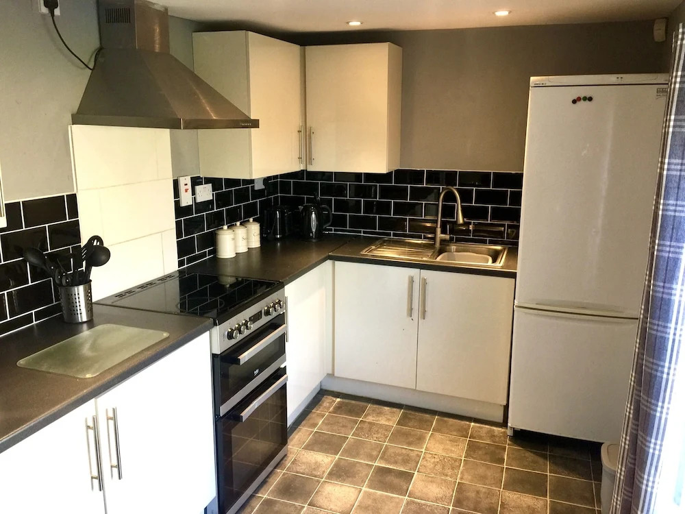 Stylish Historic Apartment - Sleeps 3 & Parking