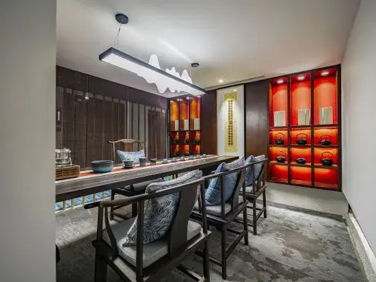QIANNA HOTEL (Zhenghong City Provincial People's Hospital)